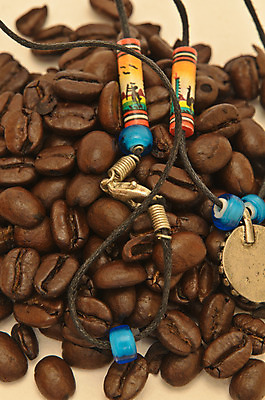 포토 JPG 해외이미지 커피 목걸이 유리 사랑 사람없음 파란색 갈색 카페 원두 흰색 하트 남아메리카 보석 굽기 브라질 아라비카 카페인 터키석 팬던트 해외202004 해외포토 모양 감정 음료 컬러 장신구 재질 아메리카 상점 광석 구이 파일형식 이미지허브