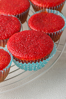 포토 JPG 해외이미지 실내 근접촬영 사람없음 컵케이크 흰배경 해외202004 식힘망 레드벨벳 해외포토 뷰포인트 백그라운드 디저트 내부 케이크 주방도구 흰색 제빵도구 파일형식 이미지허브