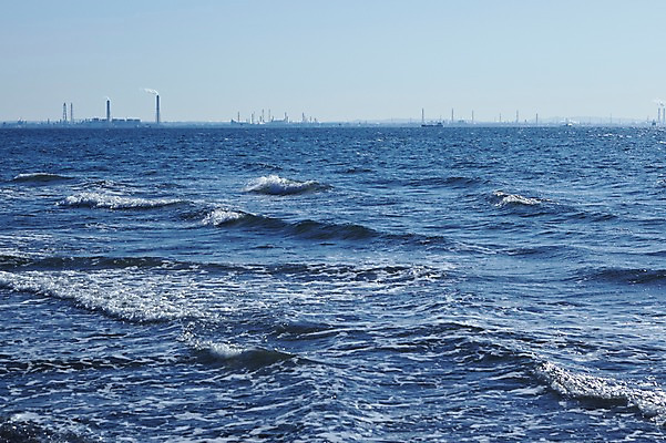 포토 JPG 주간 물결 파도 바다 자연 하늘 굴뚝 풍경 사람없음 야외 항구 연기 국내포토 자연요소 교통시설 생태계 파일형식