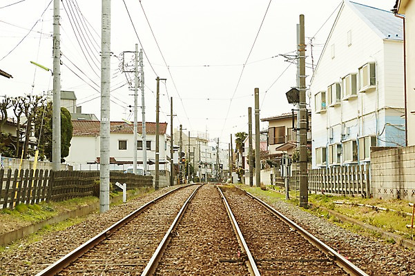 포토 JPG 주간 해외풍경 시설물 아시아 교통 교통시설 주택 풍경 사람없음 야외 일본 기찻길 원근감 전봇대 철도의날 국내포토 자연요소 해외 건축물 공공시설 나라 뷰포인트 건물 시설 파일형식 법정기념일