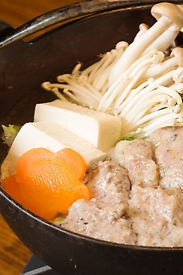 포토 JPG 음식 채소 육류 근접촬영 사람없음 아웃포커스 버섯 당근 냄비 미트볼 탕 두부 국물 나베 나베요리 일본음식 국내포토 뷰포인트 식재료 뿌리채소 촬영기법 솥 파일형식