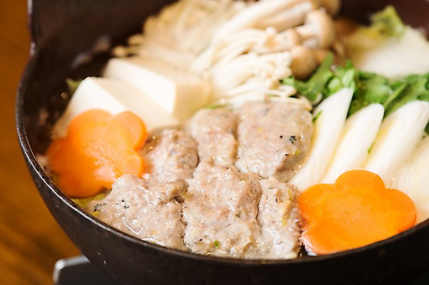 포토 JPG 음식 채소 육류 근접촬영 사람없음 아웃포커스 버섯 당근 냄비 미트볼 탕 두부 국물 파 나베 나베요리 일본음식 국내포토 뷰포인트 식재료 뿌리채소 촬영기법 솥 파일형식