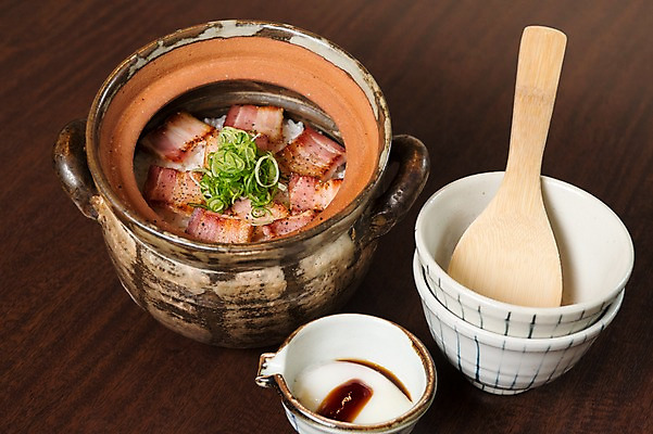 포토 JPG 그릇 음식 채소 밥 육류 사람없음 항아리 덮밥 주걱 파 돈부리 일본음식 국내포토 식기 식재료 주방용품 도자기 파일형식