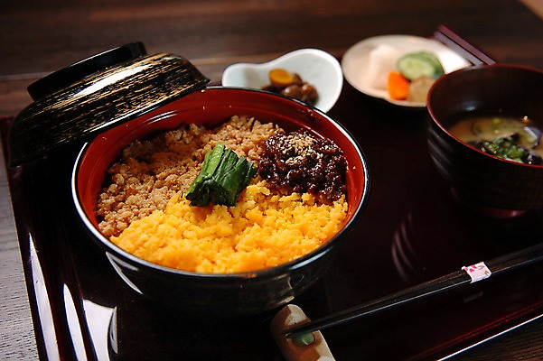 포토 JPG 그릇 접시 음식 젓가락 반찬 쟁반 근접촬영 사람없음 아웃포커스 덮밥 정식 장국 일본음식 국내포토 식기 뷰포인트 촬영기법 수저 국 파일형식