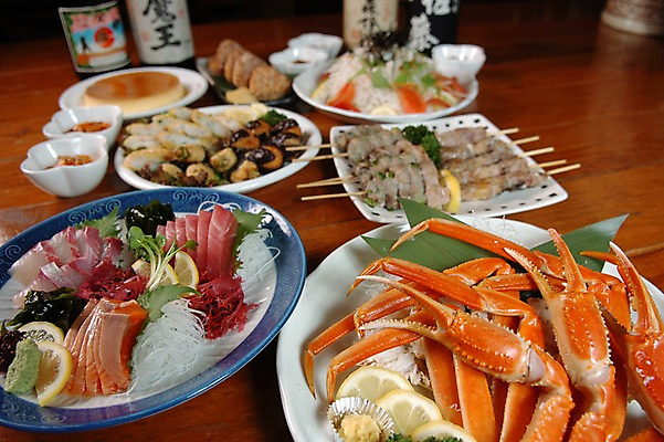 포토 JPG 접시 채소 과일 식탁 술병 디저트 근접촬영 사람없음 아웃포커스 초밥 해물요리 생선회 회 게 꼬치 고추냉이 레몬 해산물 무순 일본음식 국내포토 식기 음식 뷰포인트 탁자 병_용기 주류 촬영기법 갑각류 양념 새싹채소 파일형식