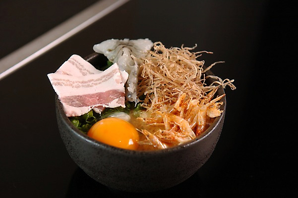 포토 JPG 그릇 음식 밥 새우 육류 근접촬영 사람없음 아웃포커스 계란 덮밥 건어물 날계란 일본음식 국내포토 식기 뷰포인트 식재료 촬영기법 갑각류 알 파일형식