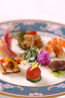 포토 JPG 접시 꽃 음식 채소 방울토마토 오이 새우 근접촬영 사람없음 아웃포커스 장식 해물요리 애피타이저 해산물 일본음식 국내포토 식물 식기 뷰포인트 토마토 촬영기법 갑각류 파일형식