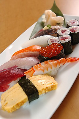 포토 JPG 접시 음식 나뭇잎 새우 어류 근접촬영 사람없음 아웃포커스 초밥 김 생선초밥 김밥 연어 생강 계란말이 마끼 일본음식 국내포토 식기 뷰포인트 잎 채소 촬영기법 갑각류 수중동물 해조류 계란요리 파일형식