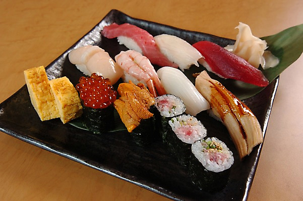 포토 JPG 접시 음식 나뭇잎 새우 어류 근접촬영 사람없음 알 초밥 장어 생선초밥 김밥 생강 계란말이 마끼 일본음식 국내포토 식기 뷰포인트 잎 채소 갑각류 수중동물 계란요리 파일형식