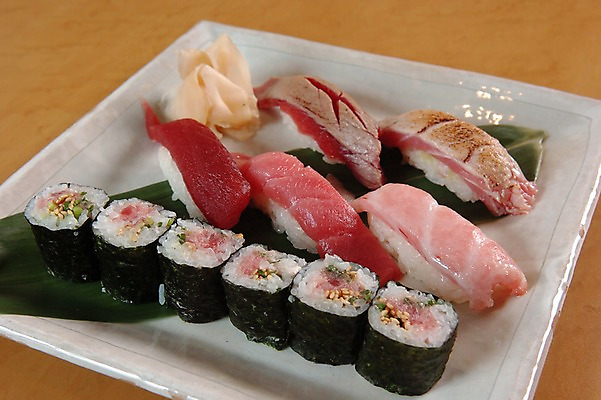 포토 JPG 접시 음식 나뭇잎 어류 근접촬영 사람없음 초밥 생선초밥 김밥 생강 일본음식 국내포토 식기 뷰포인트 잎 채소 수중동물 파일형식