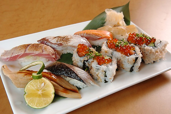 포토 JPG 접시 음식 과일 밥 나뭇잎 어류 근접촬영 사람없음 장식 알 초밥 장어 생선초밥 롤 라임 생강 캘리포니아롤 일본음식 국내포토 식기 뷰포인트 잎 채소 수중동물 파일형식