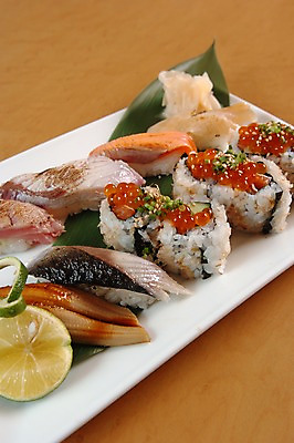 포토 JPG 접시 음식 과일 나뭇잎 어류 근접촬영 사람없음 아웃포커스 알 초밥 장어 생선초밥 롤 라임 생강 캘리포니아롤 일본음식 국내포토 식기 뷰포인트 잎 채소 촬영기법 수중동물 파일형식