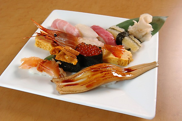 포토 JPG 접시 나뭇잎 새우 근접촬영 사람없음 장식 초밥 해물요리 장어 해산물 생선초밥 생강 계란말이 성게 군함말이초밥 새우초밥 장어초밥 일본음식 갈색배경 국내포토 식기 음식 뷰포인트 백그라운드 잎 채소 극피동물 갑각류 어류 갈색 계란요리 파일형식