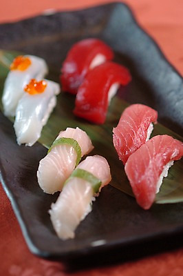 포토 JPG 접시 음식 나뭇잎 어류 근접촬영 사람없음 아웃포커스 알 초밥 생선회 일본음식 국내포토 식기 뷰포인트 잎 촬영기법 수중동물 회 파일형식