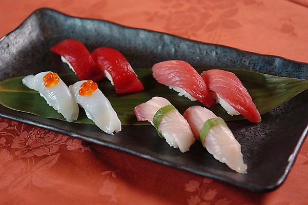 포토 JPG 접시 음식 나뭇잎 어류 근접촬영 사람없음 아웃포커스 장식 알 초밥 생선초밥 일본음식 국내포토 식기 뷰포인트 잎 촬영기법 수중동물 파일형식