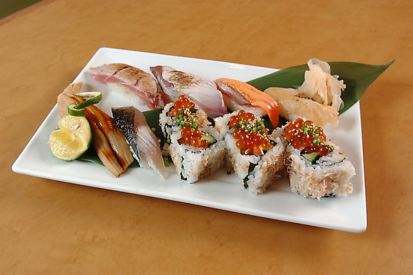 포토 JPG 접시 음식 채소 과일 밥 나뭇잎 어류 사람없음 장식 알 초밥 생선초밥 롤 라임 캘리포니아롤 일본음식 국내포토 식기 잎 수중동물 파일형식