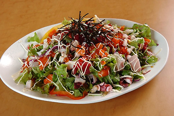 포토 JPG 접시 토마토 채소 근접촬영 사람없음 장식 샐러드 해물요리 김 상추 해산물 문어 날치알 해물샐러드 일본음식 갈색배경 국내포토 식기 음식 뷰포인트 백그라운드 연체동물 갈색 알 수중동물 해조류 파일형식