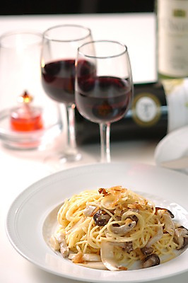 포토 JPG 접시 음식 채소 와인잔 파스타 스파게티 사람없음 아웃포커스 와인 버섯 면류 면 와인병 국내포토 식기 술잔 병_용기 주류 서양음식 촬영기법 파일형식
