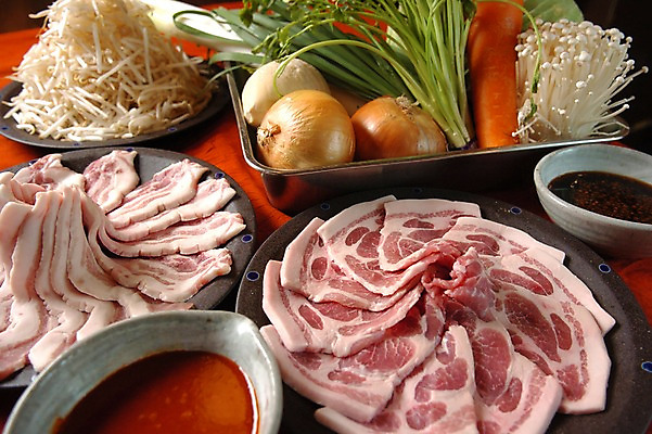 포토 JPG 접시 채소 식재료 양파 생고기 육류 돼지고기 사람없음 버섯 당근 양념 삼겹살 간장 팽이버섯 콩나물 불판 미나리 숙주 국내포토 식기 뿌리채소 나물 파일형식