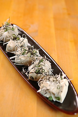 포토 JPG 접시 음식 채소 근접촬영 사람없음 아웃포커스 장식 김 두부 파 두부요리 일본음식 국내포토 식기 뷰포인트 촬영기법 해조류 파일형식