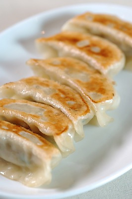 포토 JPG 접시 한식 음식 근접촬영 사람없음 아웃포커스 분식 굽기 만두 군만두 국내포토 식기 뷰포인트 촬영기법 구이 파일형식