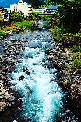 포토 JPG 주간 나무 식물 해외풍경 자연 주택 풍경 사람없음 야외 건물 강 마을 계곡 일본 흐름 돌_바위 개울 급류 가교 국내포토 자연요소 해외 건축물 아시아 컨셉 생태계 파일형식