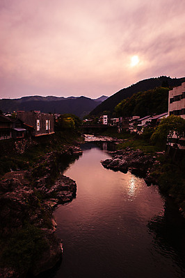 포토 JPG 주간 구름 자연 하늘 산 주택 풍경 사람없음 야외 물 강 마을 노을 계곡 일몰 국내포토 자연요소 건물 생태계 파일형식