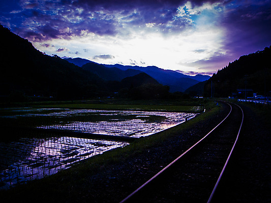 포토 JPG 주간 구름 시설물 교통 교통시설 하늘 산 논 풍경 사람없음 야외 햇빛 농경지 어둠 기찻길 원근감 철도의날 국내포토 자연요소 건축물 뷰포인트 농업 태양 농장 시설 파일형식 법정기념일