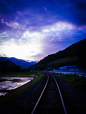 포토 JPG 주간 구름 시설물 교통 교통시설 하늘 논 풍경 사람없음 야외 햇빛 농경지 기찻길 원근감 철도의날 국내포토 자연요소 건축물 뷰포인트 농업 태양 농장 시설 파일형식 법정기념일