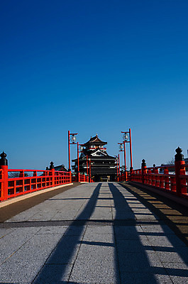 포토 JPG 주간 전통 해외풍경 건축물 아시아 고건축 가로등 일본문화 하늘 그림자 풍경 사람없음 야외 일본 동양건축 원근감 다리 성 일본전통 일본건축 가교 기요스성 국내포토 자연요소 동양문화 해외 공공시설 건축 나라 뷰포인트 외국문화 파일형식 동양