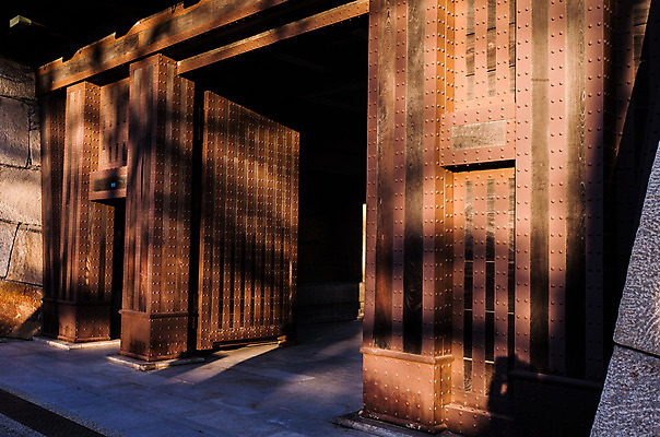 포토 JPG 주간 전통 해외풍경 건축물 아시아 호수 고건축 일본문화 출입구 그림자 풍경 사람없음 야외 담장 문 일본 동양건축 성 대문 일본전통 목조 나무문 일본건축 나고야성 나고야 국내포토 자연요소 동양문화 해외 건축 나라 외국문화 목재 파일형식 동양