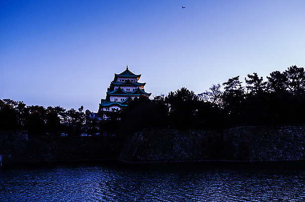 포토 JPG 주간 나무 식물 전통 해외풍경 건축물 아시아 호수 고건축 일본문화 하늘 풍경 사람없음 야외 담장 일본 동양건축 성 일본전통 일본건축 나고야성 나고야 국내포토 자연요소 동양문화 해외 건축 나라 외국문화 파일형식 동양