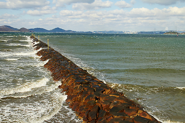포토 JPG 주간 구름 파도 바다 자연 하늘 산 풍경 사람없음 야외 댐 방파제 국내포토 자연요소 공공시설 생태계 파일형식