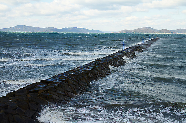 포토 JPG 주간 구름 파도 바다 자연 하늘 산 풍경 사람없음 야외 댐 방파제 국내포토 자연요소 공공시설 생태계 파일형식