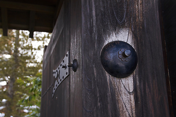 포토 JPG 주간 전통 해외풍경 건축물 건축 아시아 고건축 일본문화 풍경 사람없음 야외 아웃포커스 문 일본 대문 일본전통 목조 나무문 국내포토 자연요소 동양문화 해외 나라 외국문화 촬영기법 목재 파일형식