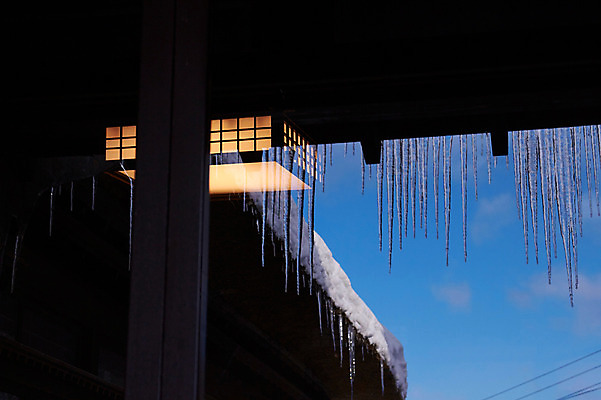포토 JPG 주간 구름 건축물 계절 겨울 자연현상 자연 하늘 조명 풍경 사람없음 야외 얼음 눈 기둥 처마 고드름 겨울풍경 국내포토 자연요소 건축 날씨 생태계 파일형식