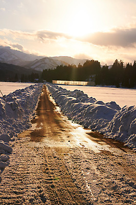 포토 JPG 주간 나무 식물 구름 계절 도로 길 겨울 자연현상 자연 하늘 산 풍경 사람없음 야외 햇빛 태양 노을 일몰 원근감 눈 눈길 겨울풍경 국내포토 자연요소 뷰포인트 교통시설 날씨 눈_날씨 생태계 파일형식