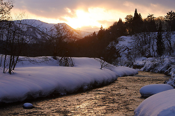 포토 JPG 주간 나무 식물 구름 계절 겨울 자연 하늘 풍경 사람없음 야외 노을 계곡 일몰 눈 개울 겨울풍경 국내포토 자연요소 날씨 강 생태계 파일형식