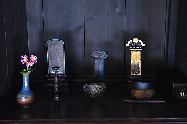 포토 JPG 식물 전통 해외풍경 꽃 아시아 종교 일본문화 풍경 사람없음 일본 꽃병 사찰 비석 제사 촛대 일본전통 제단 국내포토 동양문화 해외 나라 외국문화 종교건축 전통의례 파일형식