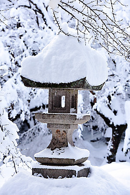 포토 JPG 주간 나무 식물 해외풍경 계절 아시아 종교 전통문화 겨울 일본문화 종교시설 풍경 사람없음 야외 일본 눈 사찰 일본전통 석등 겨울풍경 국내포토 자연요소 동양문화 전통 해외 나라 문화 외국문화 종교건축 날씨 시설 파일형식