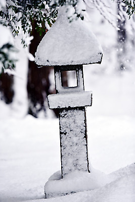 포토 JPG 주간 나무 식물 해외풍경 계절 아시아 종교 전통문화 겨울 일본문화 종교시설 풍경 사람없음 야외 일본 눈 사찰 일본전통 석등 겨울풍경 국내포토 자연요소 동양문화 전통 해외 나라 문화 외국문화 종교건축 날씨 시설 파일형식