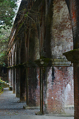 포토 JPG 주간 나무 식물 해외풍경 건축물 아시아 일본문화 풍경 사람없음 야외 일본 빈티지 사찰 아치 수로 국내포토 자연요소 동양문화 해외 건축 나라 외국문화 컨셉 종교건축 파일형식