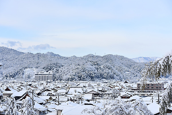 포토 JPG 주간 구름 계절 겨울 자연 하늘 산 주택 풍경 사람없음 야외 건물 마을 눈 겨울풍경 국내포토 자연요소 건축물 날씨 생태계 파일형식