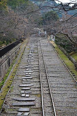 포토 JPG 주간 나무 식물 시설물 교통 교통시설 풍경 사람없음 야외 기찻길 원근감 빈티지 철도의날 국내포토 자연요소 건축물 뷰포인트 컨셉 시설 파일형식 법정기념일