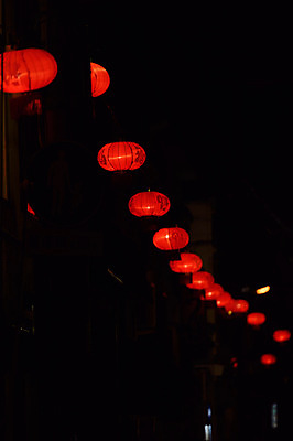 포토 JPG 전통 일본문화 조명 거리 전통소품 거리풍경 사람없음 야외 일본 한자 어둠 오브젝트 일본전통 전통등 고베 국내포토 문자 동양문화 아시아 외국문화 풍경 파일형식