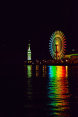 포토 JPG 해외풍경 건축물 아시아 바다 야경 조명 물그림자 사람없음 야외 빛 도시풍경 일본 놀이공원 도시 놀이기구 대관람차 고베 국내포토 해외 건축 나라 그림자 풍경 테마파크 야간 파일형식 풍경_경치
