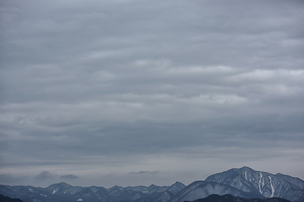 포토 JPG 주간 구름 계절 겨울 자연 하늘 산 풍경 사람없음 야외 눈 먹구름 산등성이 겨울풍경 국내포토 자연요소 날씨 생태계 파일형식 구름_자연