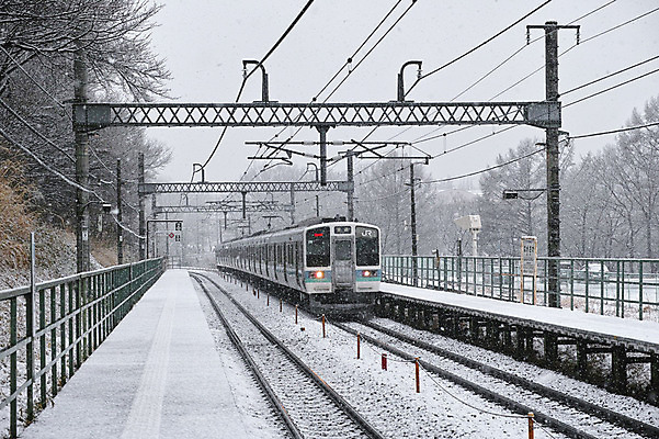 포토 JPG 주간 계절 교통수단 교통 겨울 교통시설 풍경 사람없음 야외 기찻길 기차 전선 눈 전봇대 철도의날 겨울풍경 국내포토 자연요소 공공시설 육상교통 날씨 대중교통 시설 파일형식 법정기념일
