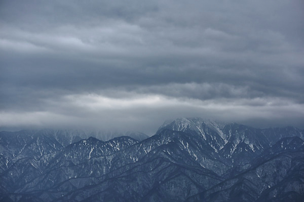 포토 JPG 주간 구름 계절 겨울 자연 하늘 산 풍경 사람없음 야외 일본 눈 먹구름 산등성이 미나미알프스 겨울풍경 국내포토 자연요소 아시아 날씨 생태계 파일형식 구름_자연