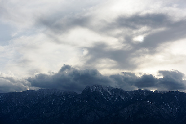 포토 JPG 주간 구름 계절 겨울 자연 하늘 산 풍경 사람없음 야외 일본 눈 먹구름 산등성이 미나미알프스 겨울풍경 국내포토 자연요소 아시아 날씨 생태계 파일형식 구름_자연